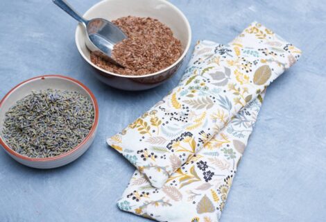 2 eye pillows and two bowls of flaxseed and dried lavender